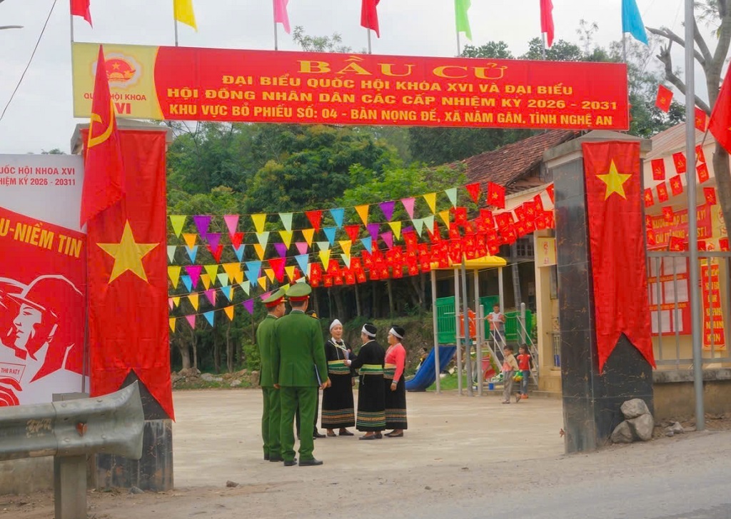 Công an xã Nậm Cắn kiểm tra điểm bầu cử