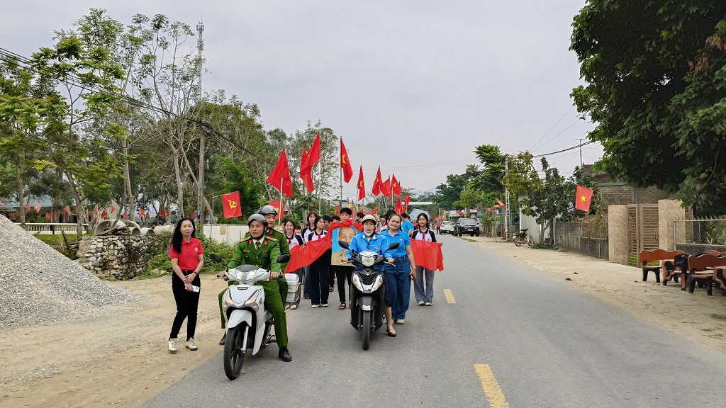 Công an xã tuyên truyền lưu động