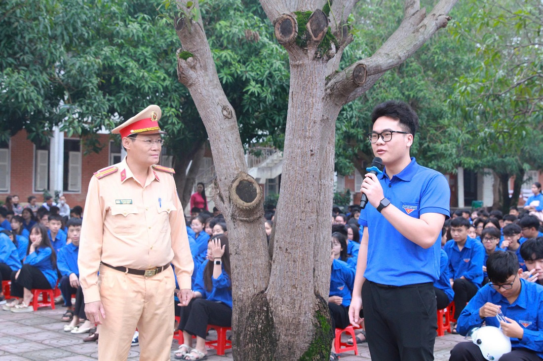 Học sinh hào hứng trả lời câu hỏi