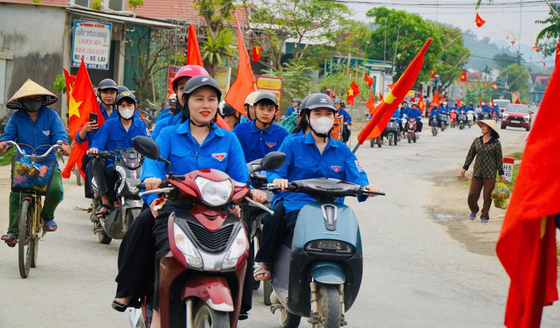 Công an xã Tân Phú phối hợp Đoàn Thanh niên xã tuyên truyền lưu động về bầu cử