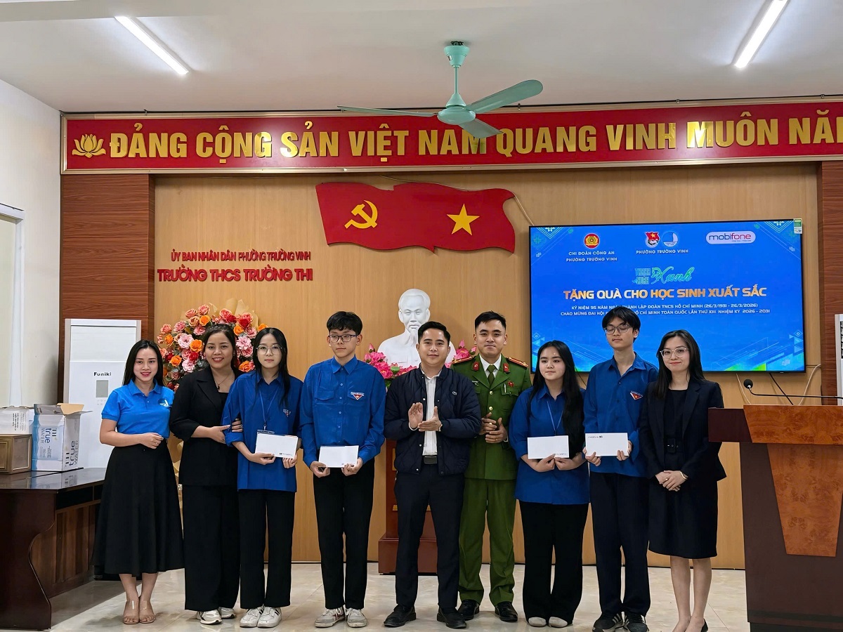 Trao tặng quà cho học sinh vượt khó học giỏi