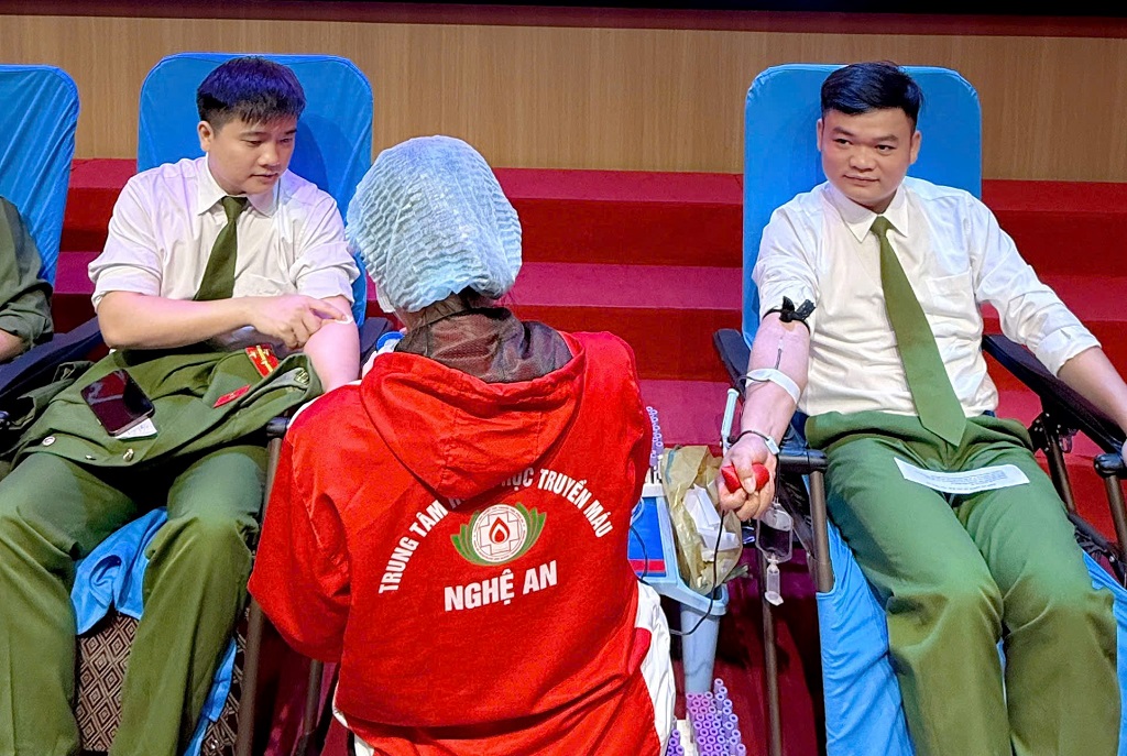  Cán bộ, chiến sĩ Phòng Cảnh sát kinh tế tích cực tham gia hiến máu tình nguyện