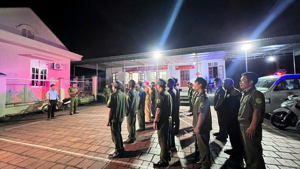 Công an xã phối hợp với lực lượng liên quan tuần tra bảo đảm an ninh trật tự, an toàn giao thông 