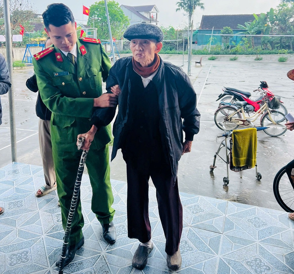 Công an xã Đại Đồng tích cực hỗ trợ người cao tuổi, người đi lại khó khăn trong việc di chuyển đến điểm bỏ phiếu