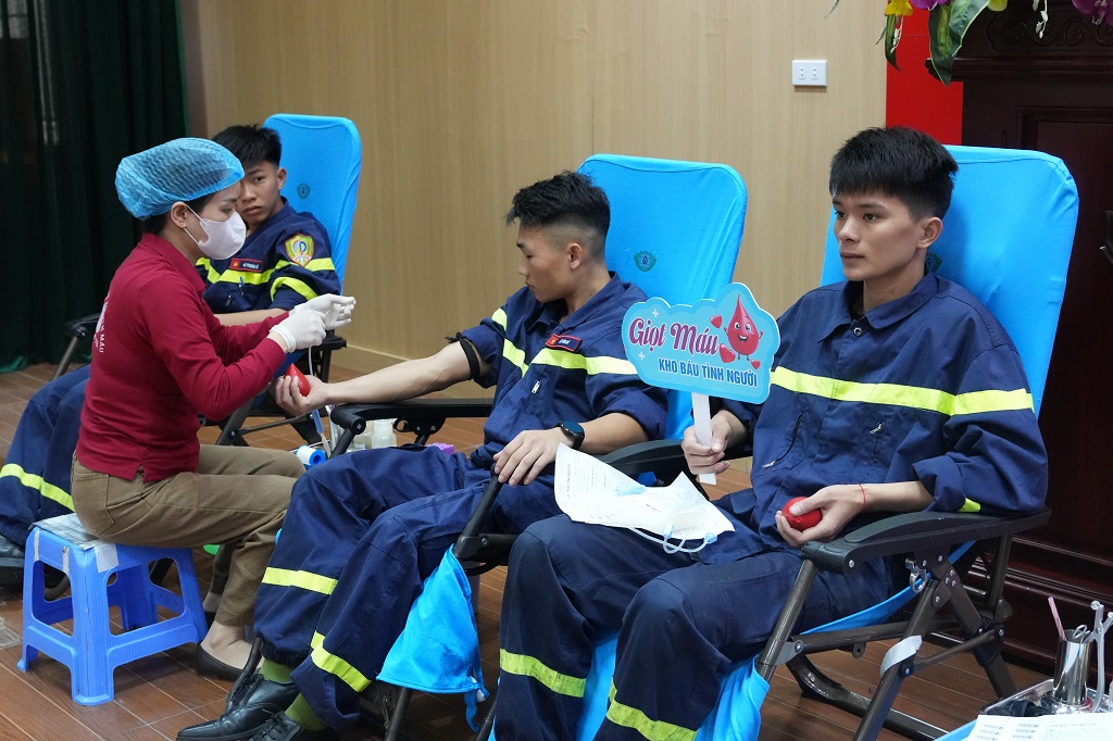 Đông đảo cán bộ, chiến sĩ có mặt từ sớm để làm thủ tục hiến máu