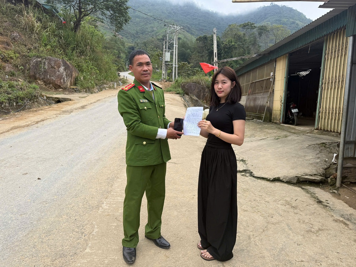 Công an xã Na Ngoi trao trả tài sản bị đánh rơi