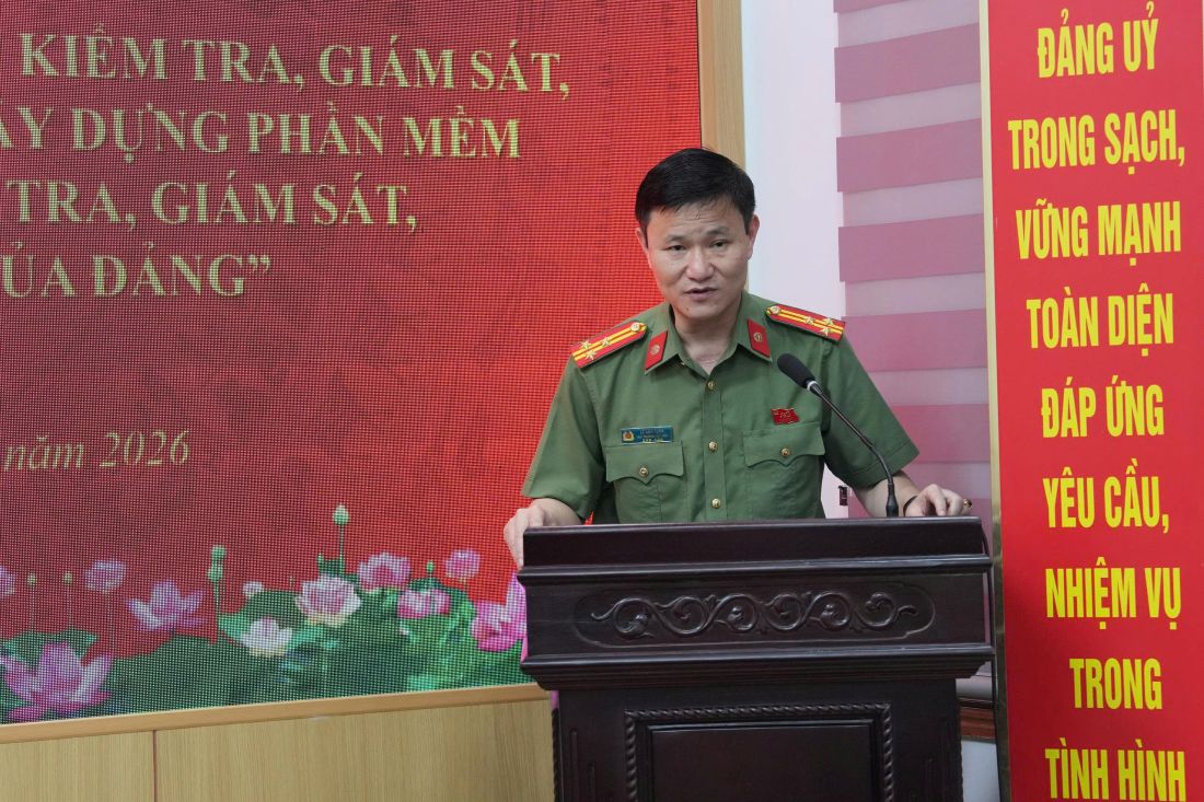 Đồng chí  Thượng tá Lê Anh Tuấn, Phó Chủ nhiệm Thường trực UBKT Đảng ủy Công an tỉnh Thanh Hóa phát biểu tại buổi tọa đàm