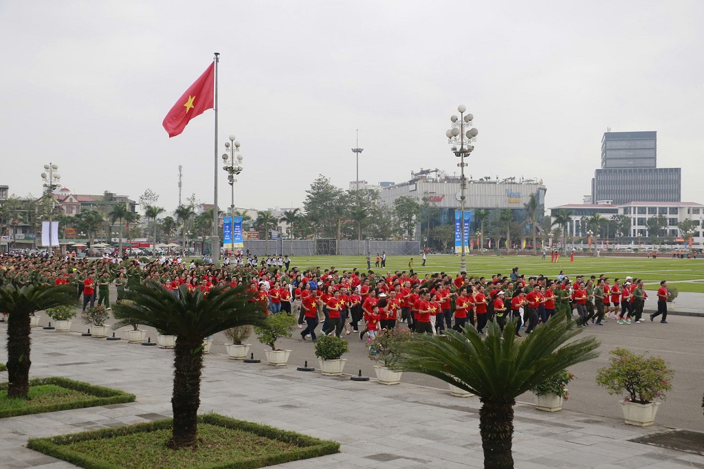 Đông đảo cán bộ, chiến sĩ và mọi tầng lớp tham gia