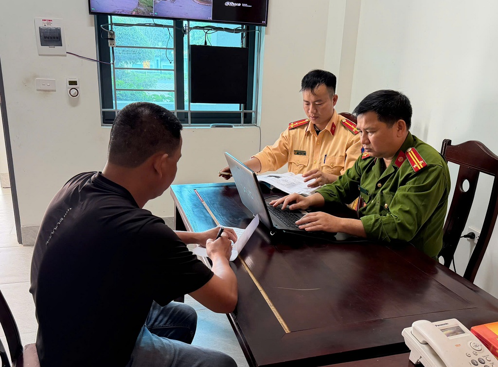 Lực lượng Công an làm việc với chủ xe bán tải gây cản trở giao thông