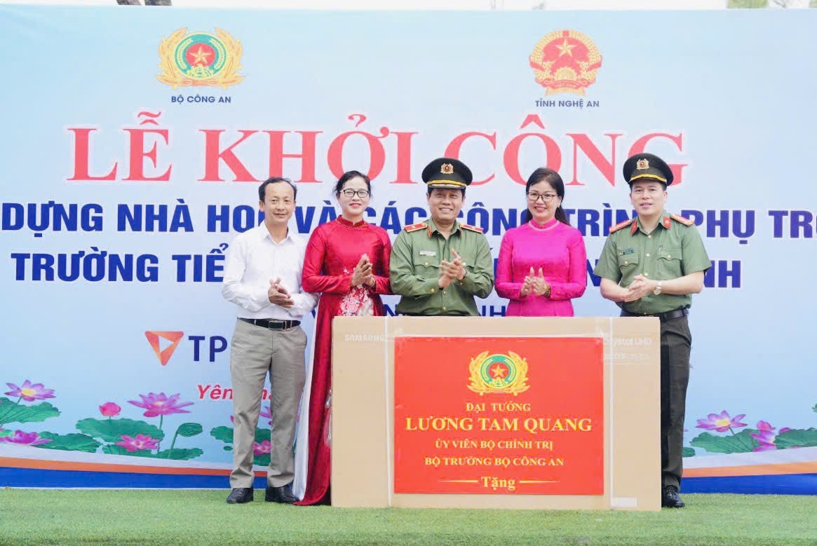 Đồng chí Thiếu tướng Nguyễn Hồng Nguyên - Phó Chánh Văn phòng Bộ Công an trao quà của đồng chí Đại tướng Lương Tam Quang - Bộ trưởng Bộ Công an tặng Ban Giám hiệu nhà trường