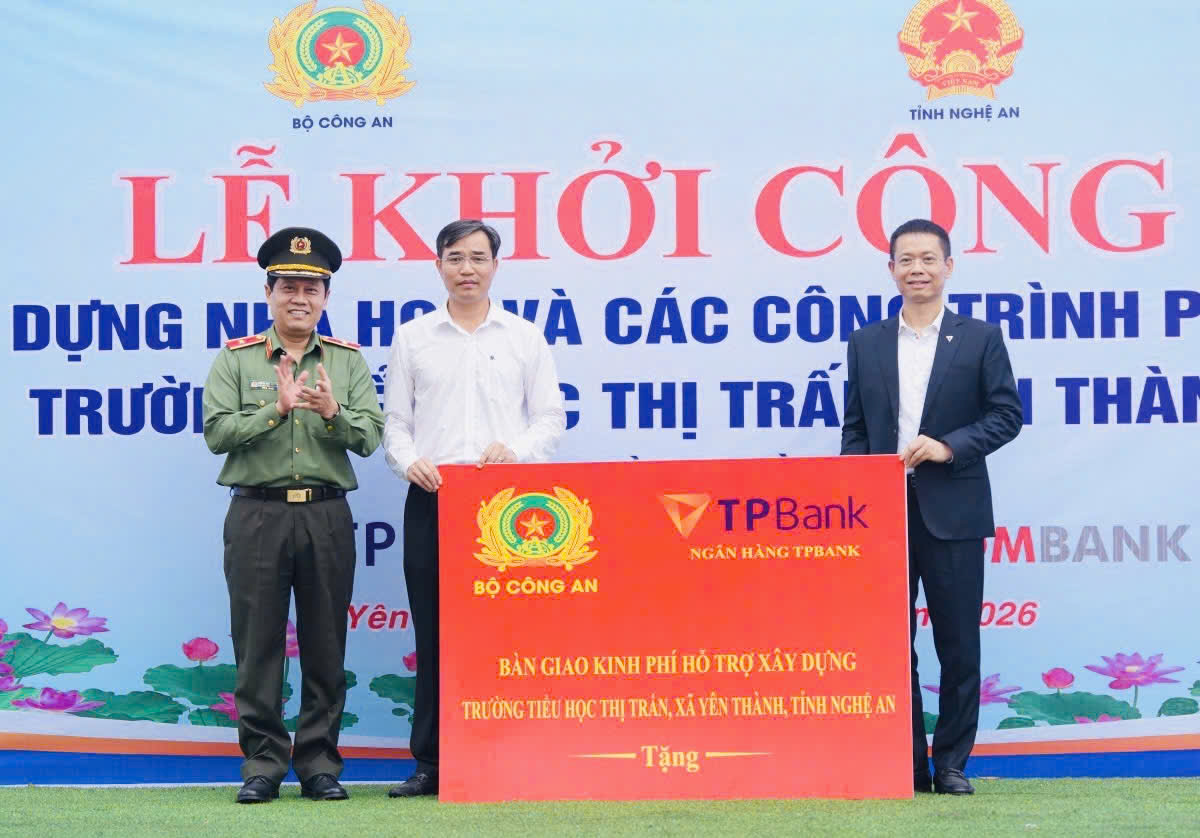 Thay mặt Bộ Công an, đồng chí Thiếu tướng Nguyễn Hồng Nguyên - Phó Chánh Văn phòng Bộ Công an trao tặng biểu trưng kinh phí xây dựng Trường Tiểu học thị trấn Yên Thành
