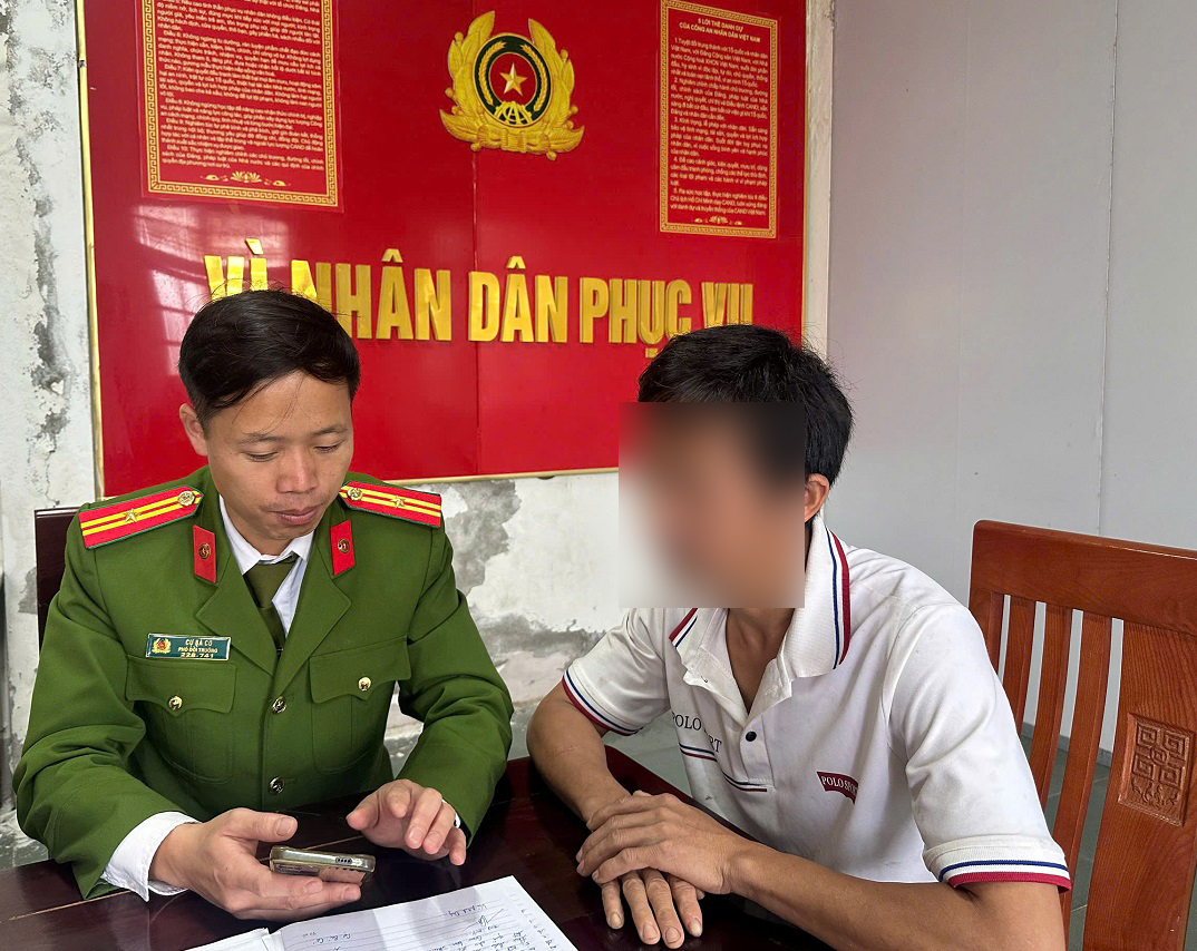 Công an xã Na Ngoi giải thích, hướng dẫn anh N. cách xử lý
