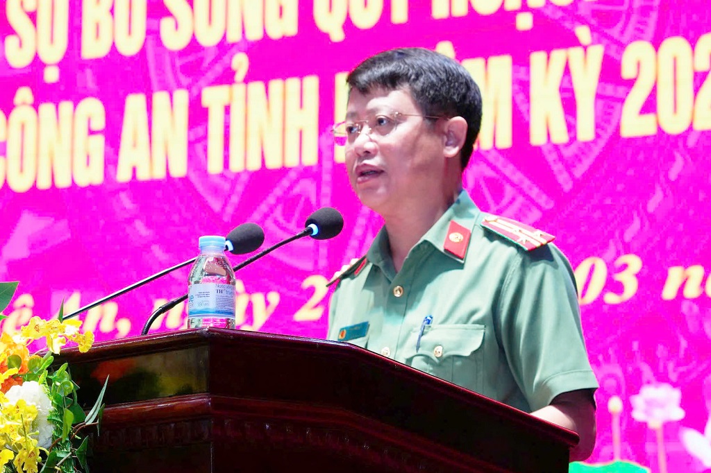 Đồng chí Thượng tá Đinh Anh Dũng, Ủy viên Ban Thường vụ Đảng ủy, Trưởng phòng Tổ chức cán bộ phát biểu tại Hội nghị