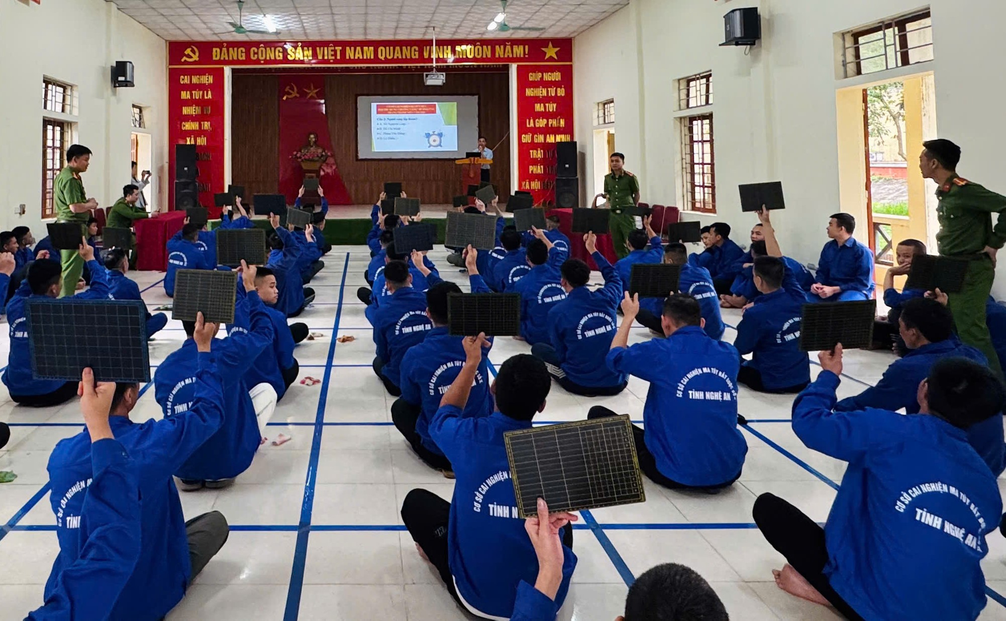 Học viên hào hứng tham gia cuộc thi “Rung chuông vàng”