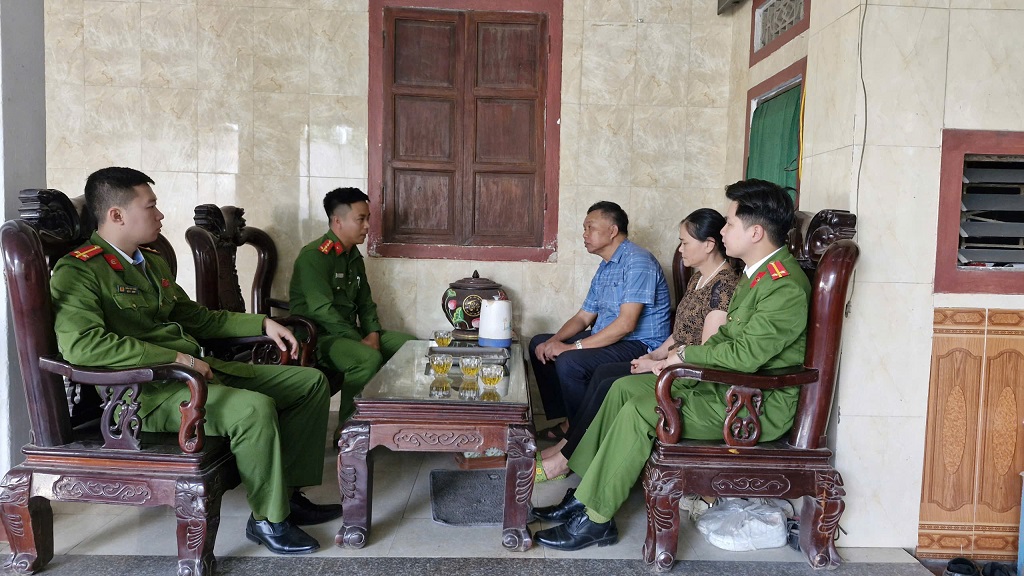 Công an xã Đại Đồng tuyên truyền, phổ biến pháp luật tới người dân