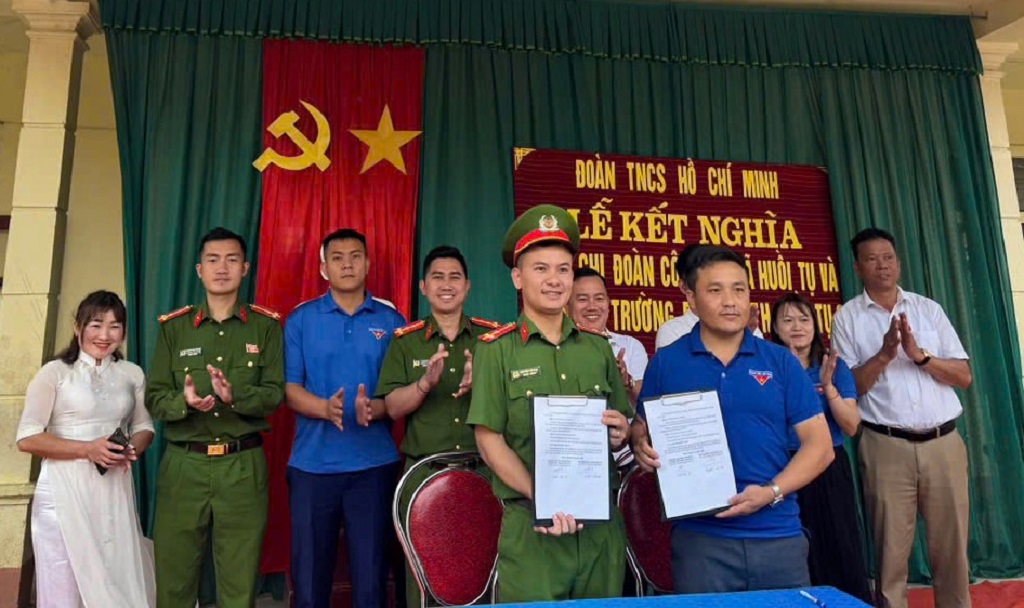 Chi đoàn Công an xã Huồi Tụ ký kết nghĩa với Chi đoàn Trường THP TDTBT Huồi Tụ 2 