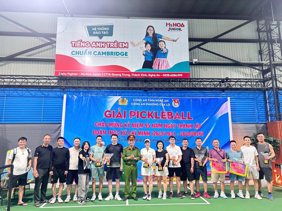 Ban Tổ chức trao thưởng cho các cặp đấu đạt giải Nhất, Nhì, Ba