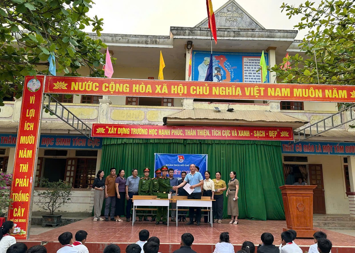 Công an xã Hữu Kiệm và trường PTDTBT THCS Hữu Kiệm tổ chức lễ kết nghĩa