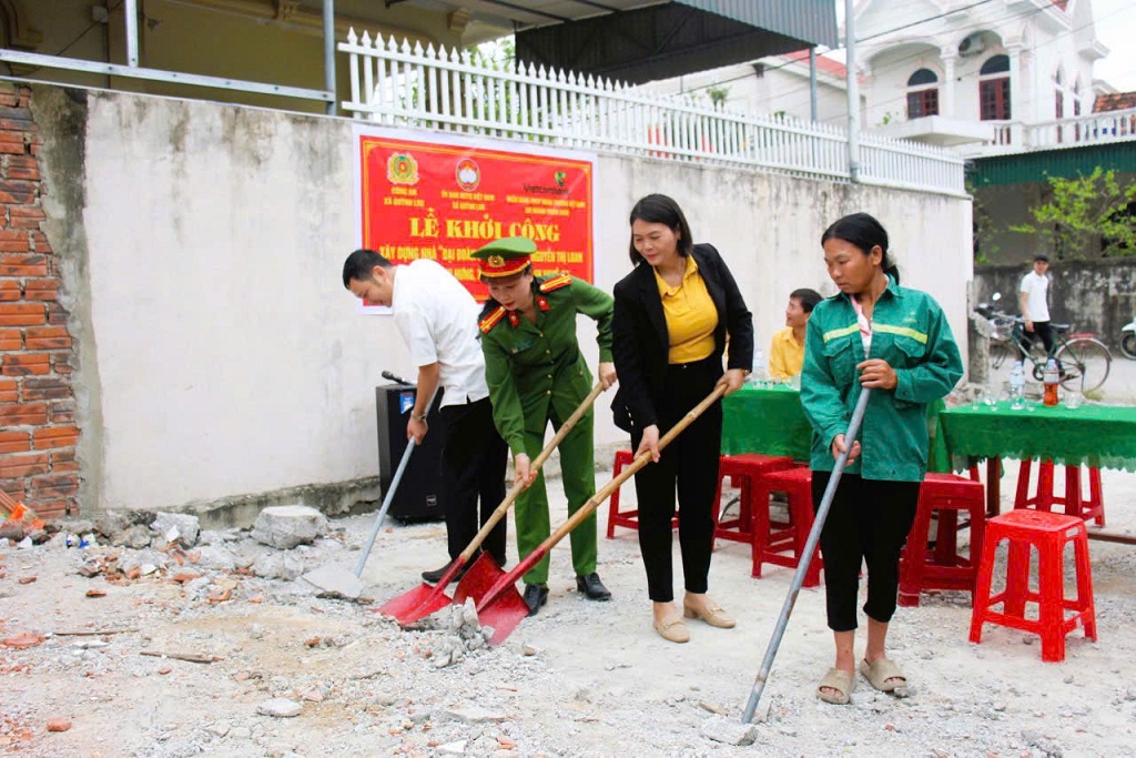 Đại biểu thực hiện nghi thức khởi công xây nhà