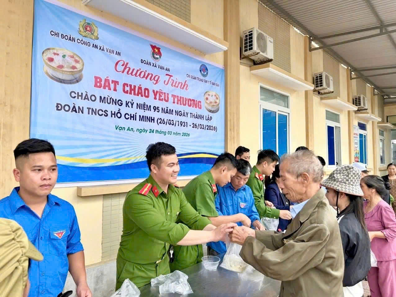 Hơn 300 suất cháo được trao tận tay bệnh nhân và người nhà