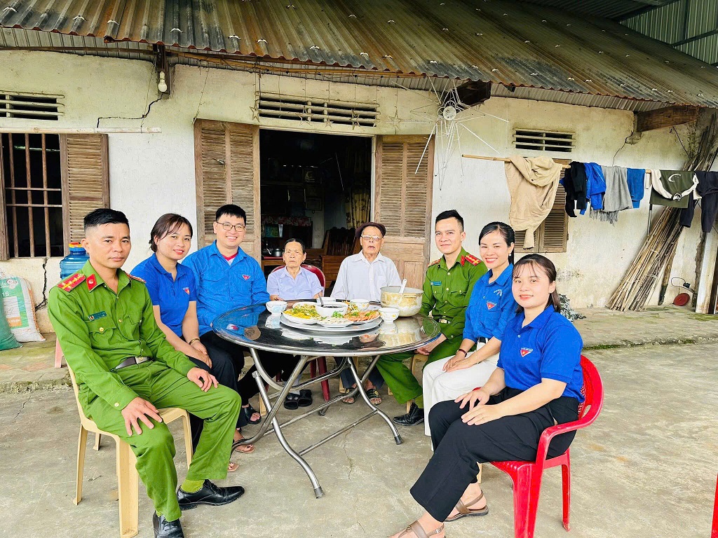 Công an xã phối hợp Đoàn xã tổ chức bữa cơm nghĩa tình