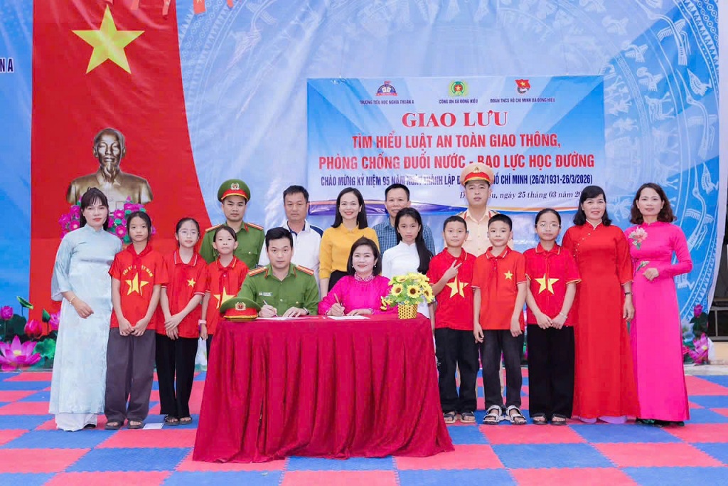 Ký cam kết phối hợp trong bảo đảm trật tự an toàn giao thông, phòng chống tai nạn đuối nước, bạo lực học đường và tệ nạn xã hội