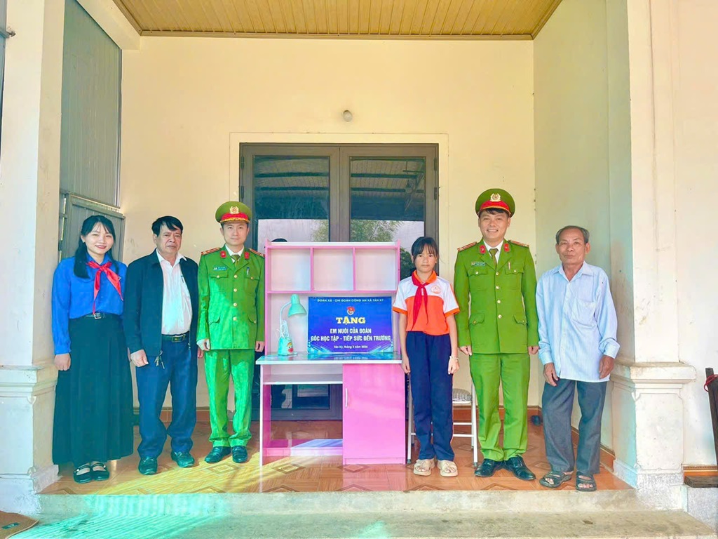 03 đơn vị trao quà tặng em nuôi của Đoàn
