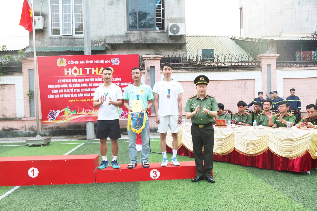 Đồng chí Đại tá Trần Hồng Quang, Phó Bí thư Đảng ủy, Phó Giám đốc Công an tỉnh trao giải Nhất, Nhì, Ba môn bóng đá mini