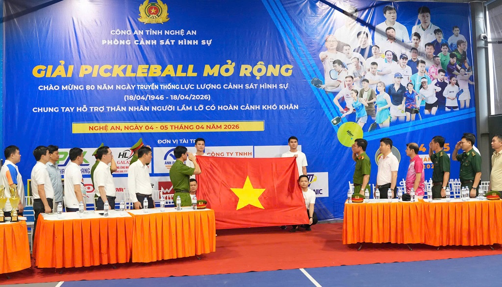 Đại biểu thực hiện nghi thức chào cờ
