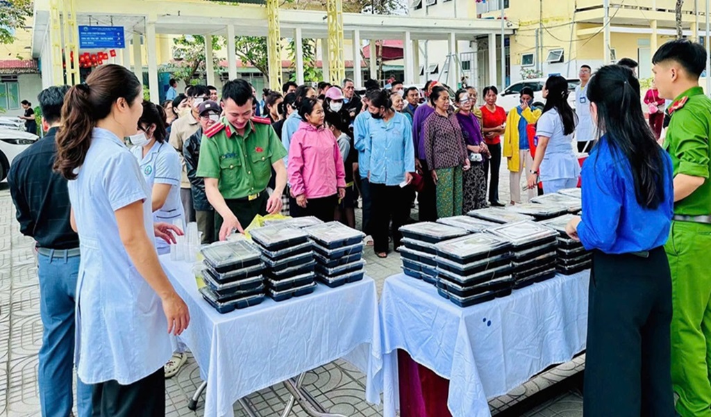 Công an xã Nghĩa Đồng tổ chức chương trình “Suất cơm 0 đồng”