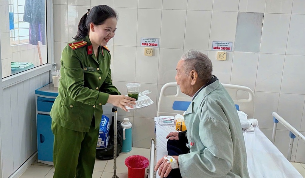 Công an xã Hưng Nguyên tổ chức “Bữa cơm yêu thương – Ấm lòng người bệnh”