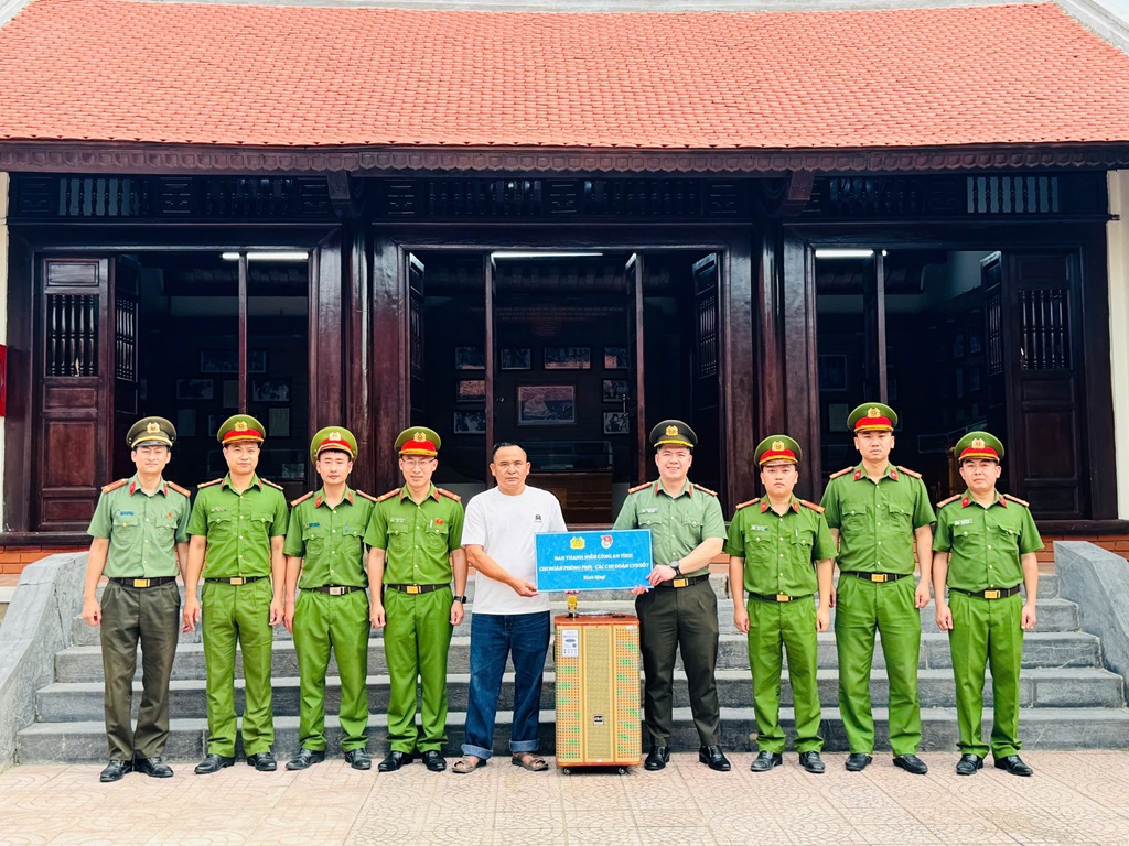 Chi đoàn Công an xã Lam Thành phối hợp trao quà tặng tại Nhà tưởng niệm Bộ trưởng Trần Quốc Hoàn