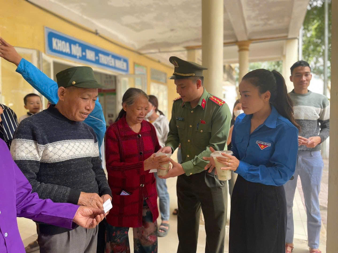 Công an xã Quỳ Châu tổ chức chương trình “Bát cháo tình thương”