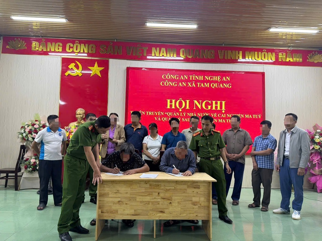 Đại diện đối tượng thuộc diện quản lý ký cam kết chấp hành nghiêm quy định của pháp luật 