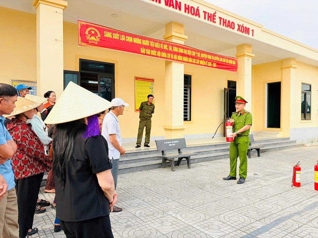 Người dân được hướng dẫn thực hành sử dụng bình chữa cháy 