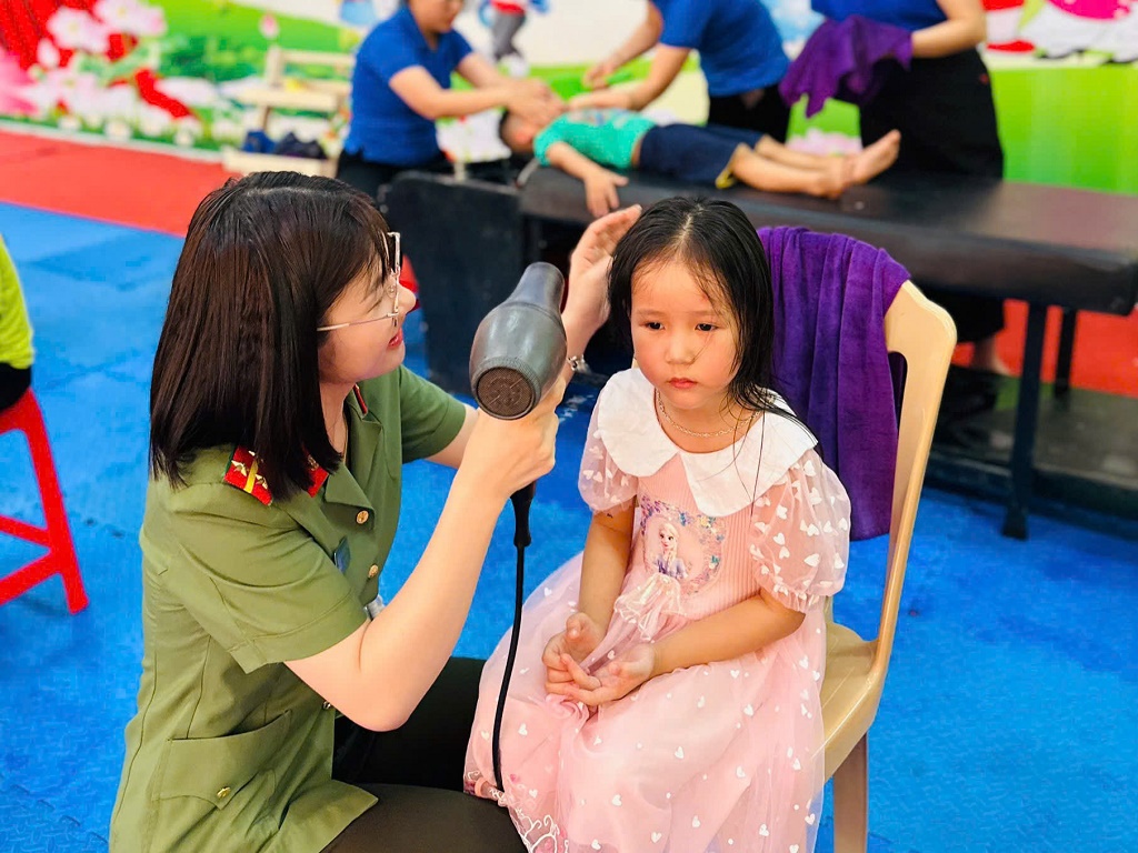 Công an xã cắt tóc miễn phí, ân cần chăm sóc trẻ