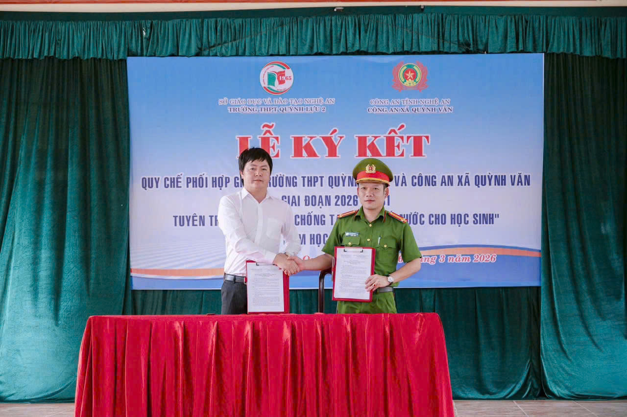 Công an xã và Ban Giám hiệu nhà trường ký kết kế hoạch phối hợp