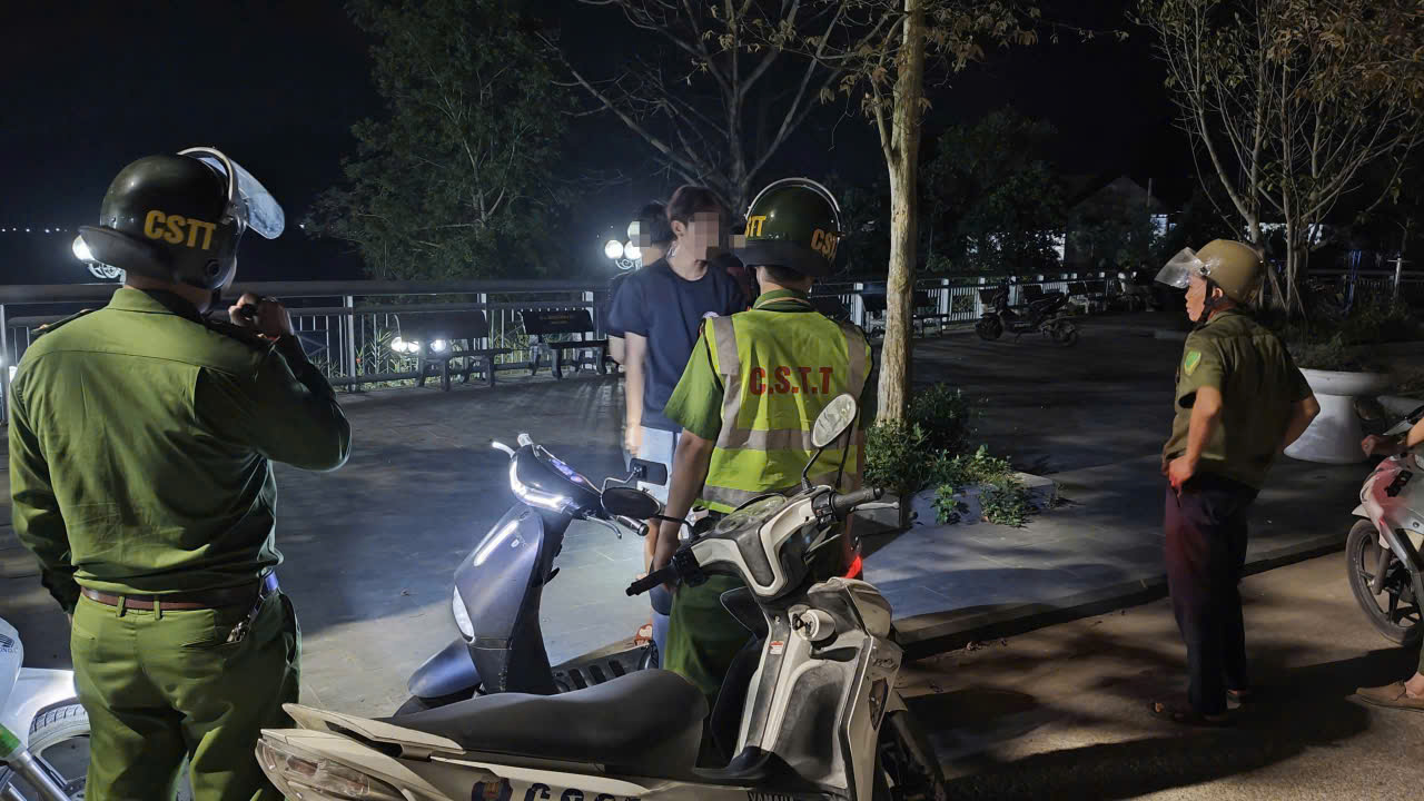 Công an xã Vạn An tuần tra đêm, xử lý vi phạm