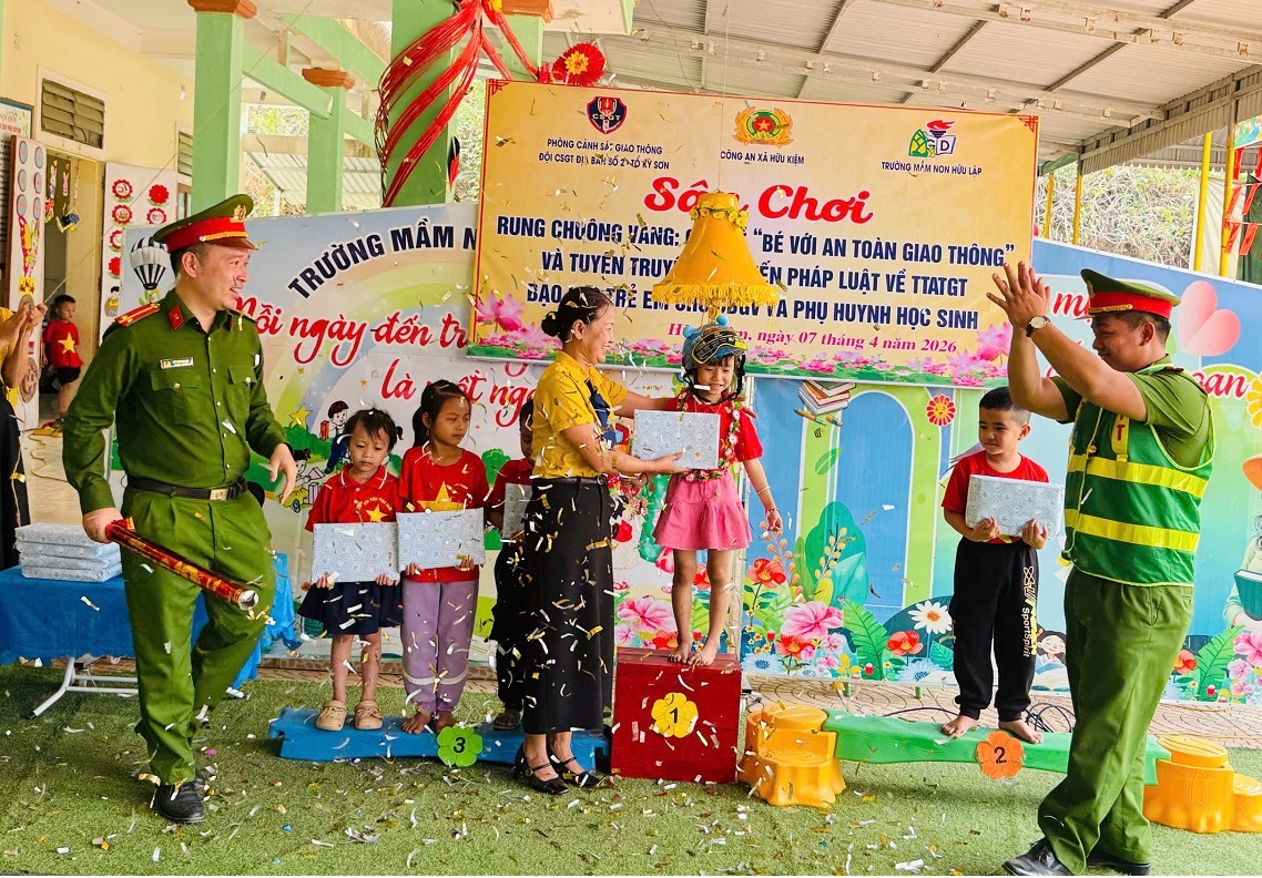 Trao quà tặng học sinh tham gia và đạt kết quả cao tại sân chơi
