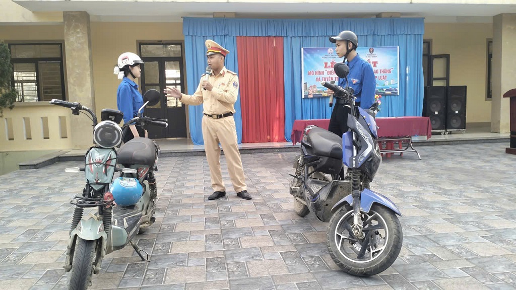 Công an xã và Đội CSGT số 5 tuyên truyền bằng hình thức trực quan, giúp học sinh dễ hiểu, dễ nhớ