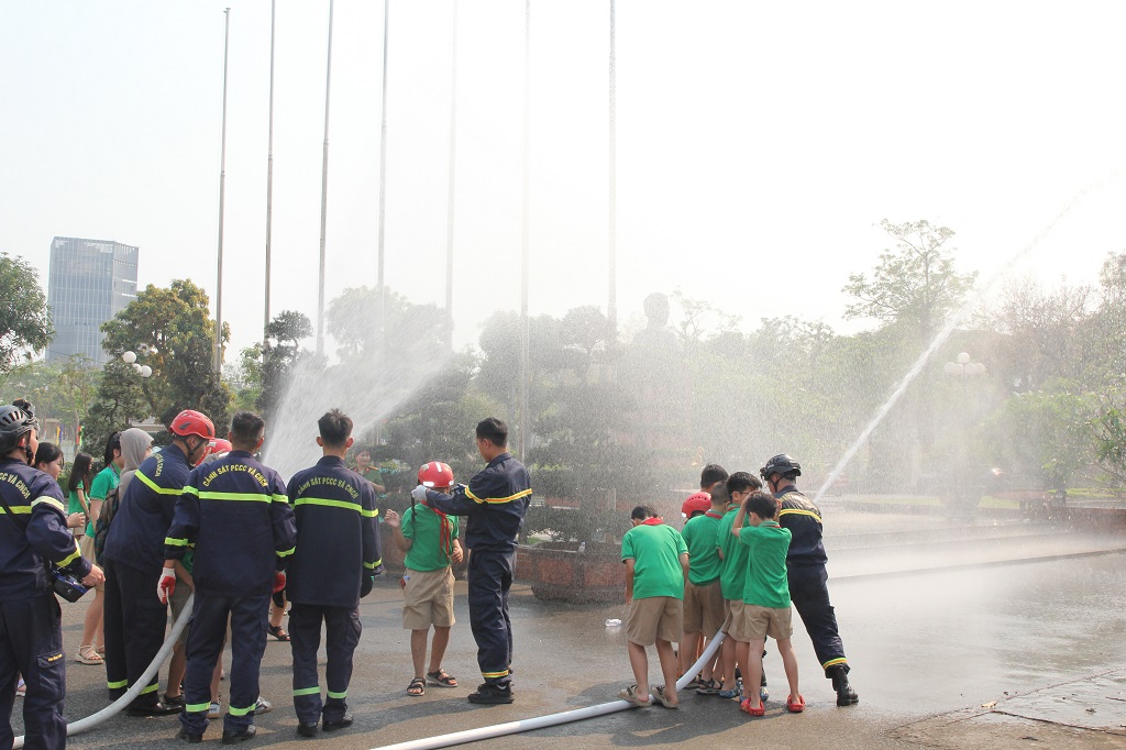 Sau buổi lễ ra mắt, Phòng Cảnh sát PCCC & CNCH Công an tỉnh và Công an phường Thành Vinh tổ chức tuyên truyền và trải nghiệm, thực hành kỹ năng PCCC & CNCH 