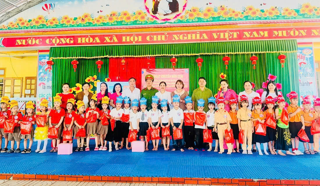 Công an xã Tiên Đồng tuyên truyền pháp luật về an toàn giao thông tại trường học