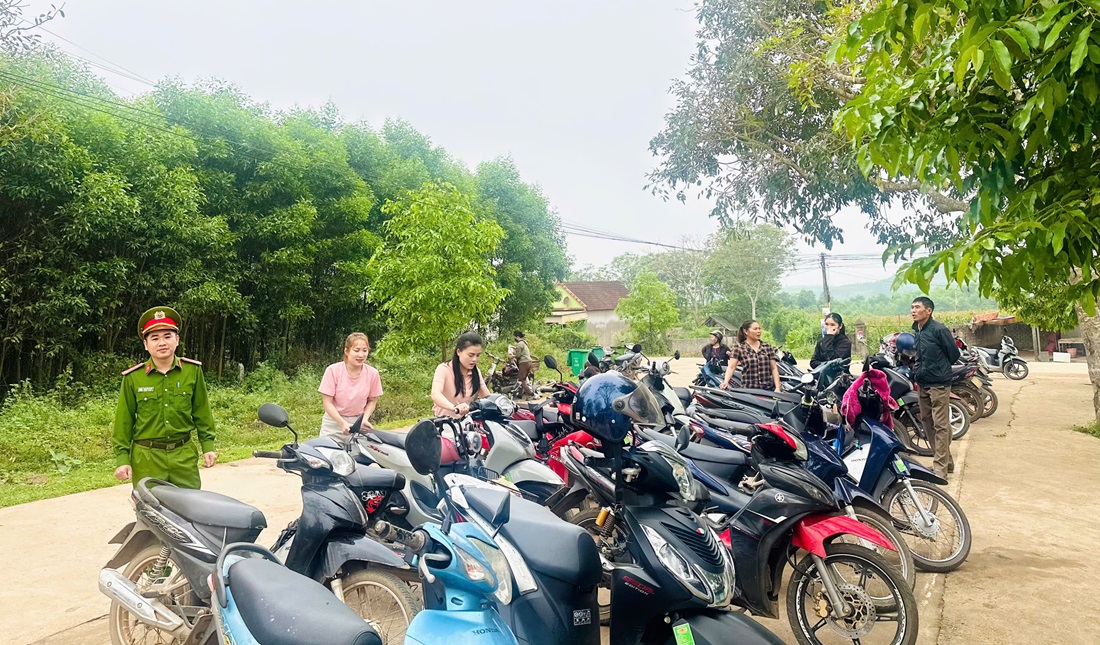 Sau chương trình, Công an xã Nghĩa Lâm hướng dẫn phụ huynh cách dừng đỗ phương tiện giao thông trước cổng trường học