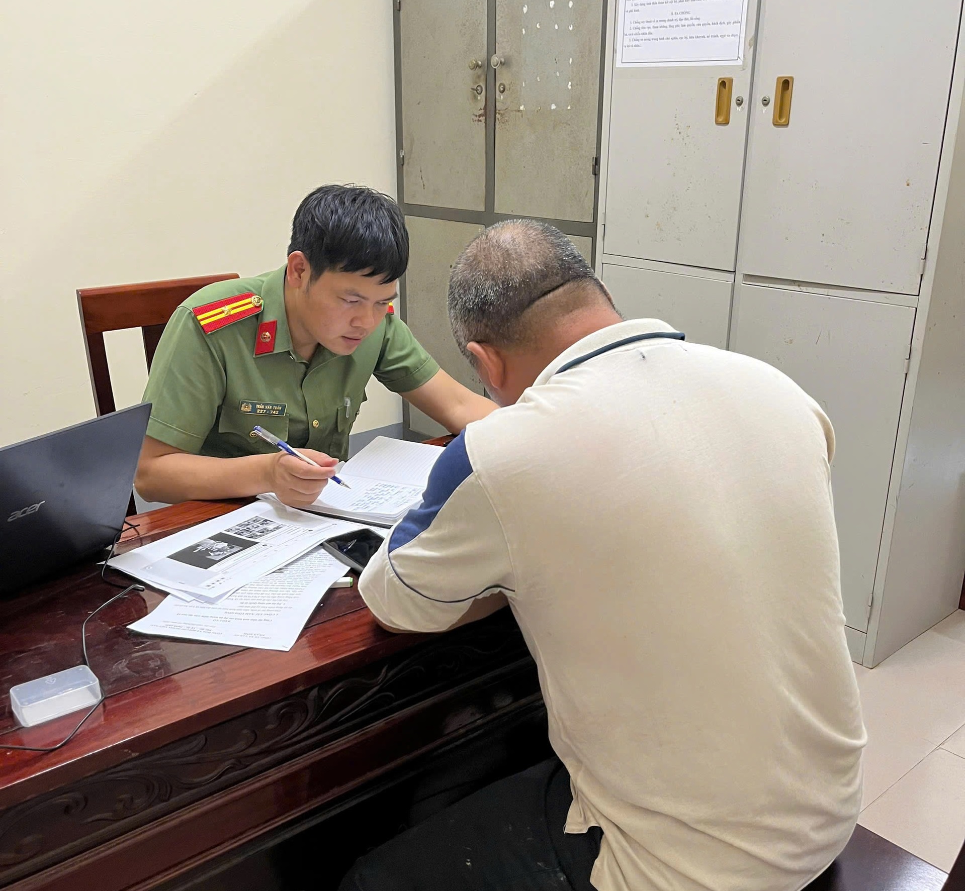 Công an xã Vạn An làm việc với trường hợp đăng tin sai sự thật trên mạng xã hội