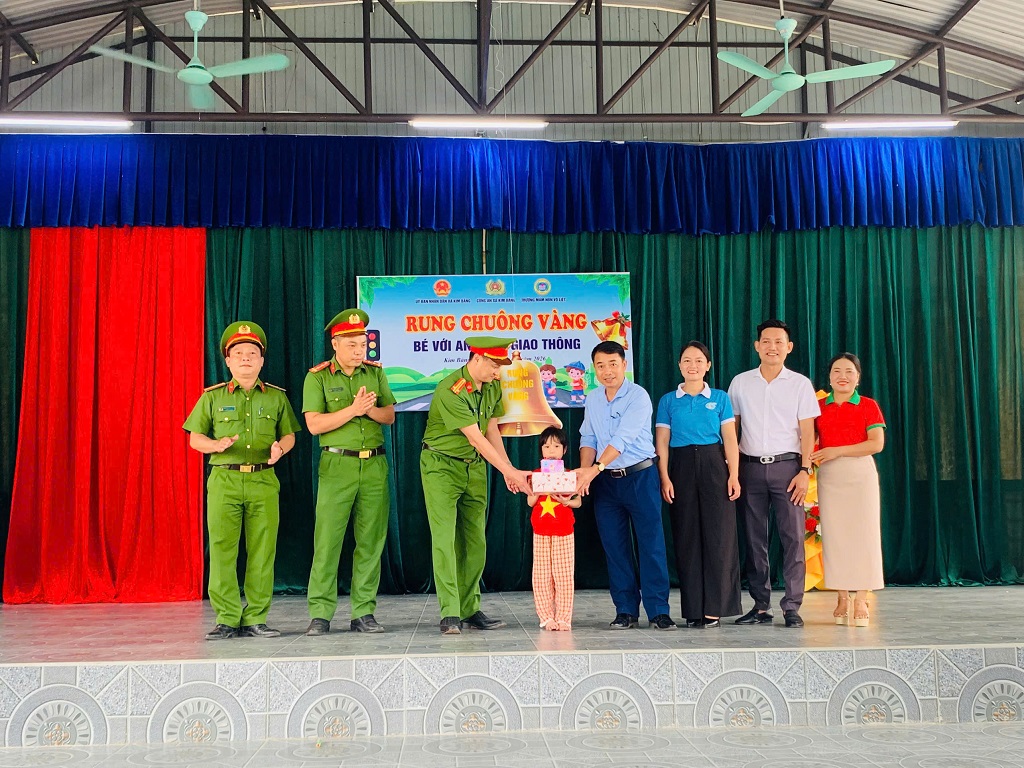 Công an xã Kim Bảng tuyên truyền bằng hình thức sinh động, giúp học sinh dễ hiểu, dễ nhớ