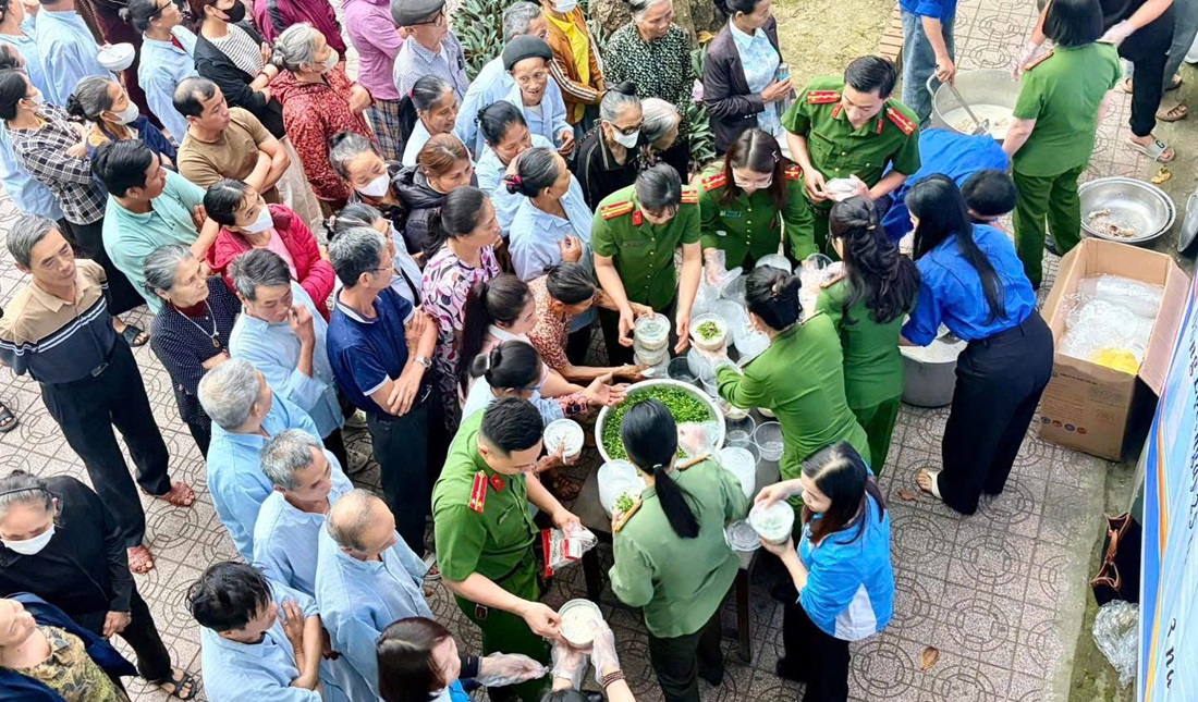 Công an xã Đông Lộc tổ chức chương trình “Bát cháo yêu thương”