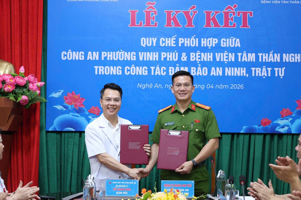 Đại diện Công an phường Vinh Phú và Bệnh viện Tâm thần tỉnh Nghệ An ký quy chế phối hợp
