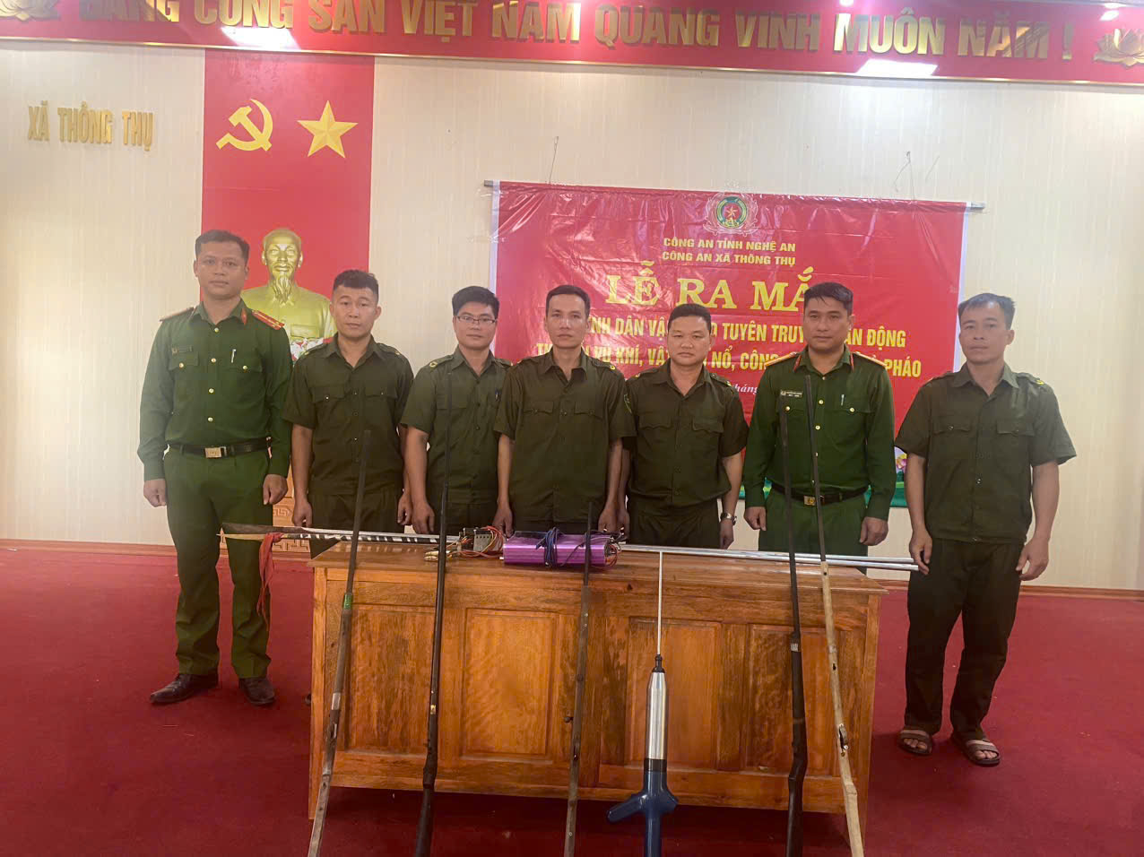 Vũ khí, vật liệu nổ, công cụ hỗ trợ do người dân tự nguyện giao nộp tại lễ ra mắt mô hình