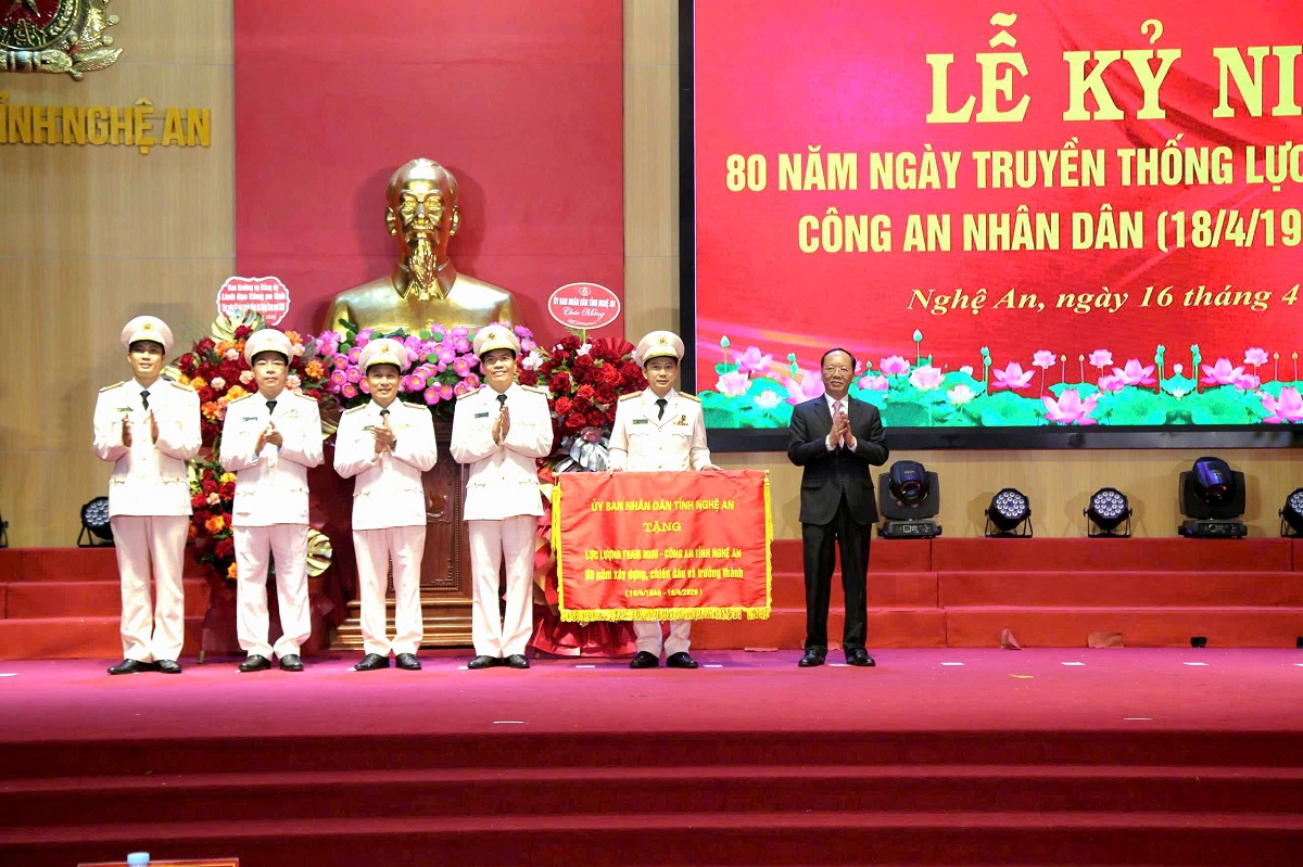 Đồng chí Bùi Thanh An, Ủy viên Ban Thường vụ Tỉnh ủy, Phó Chủ tịch Thường trực UBND tỉnh trao bức trướng của UBND tỉnh tặng lực lượng Tham mưu Công an Nghệ An