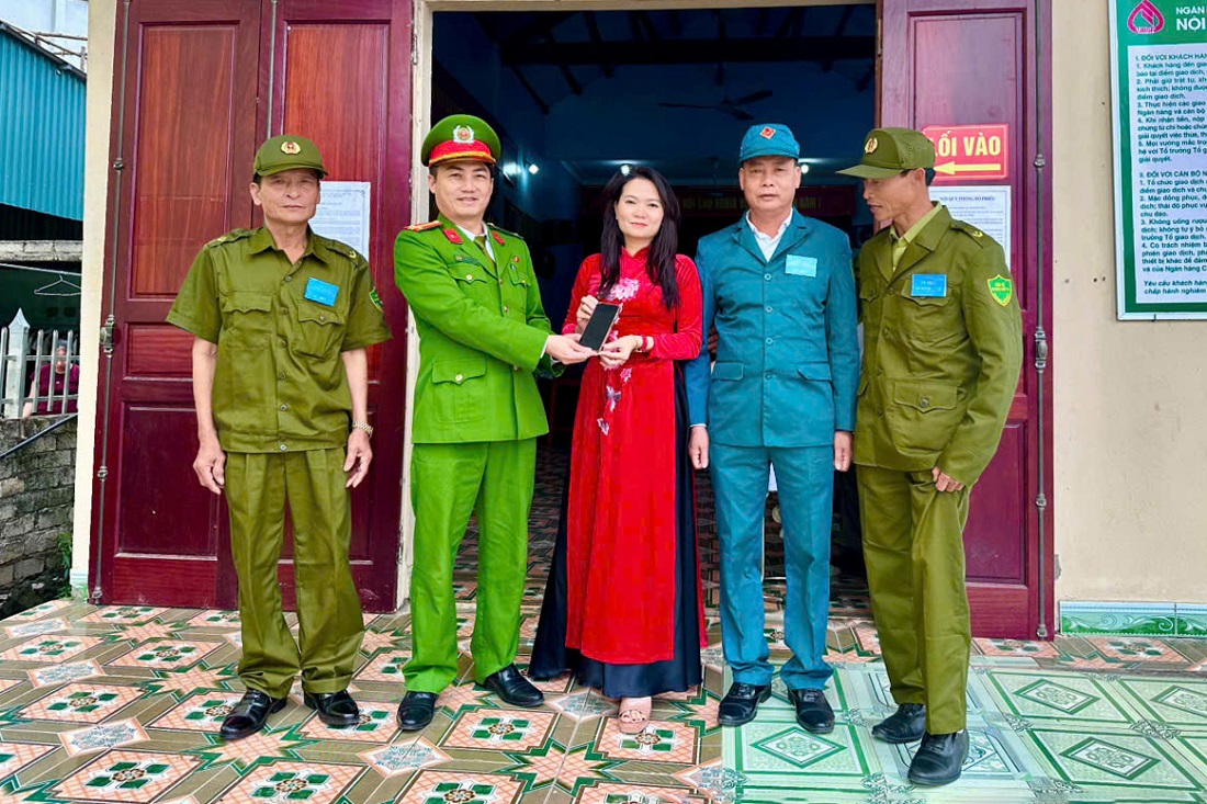 Trung tá Nguyễn Đình Tuấn trao trả chiếc điện thoại cho chị Đậu Thị Vân